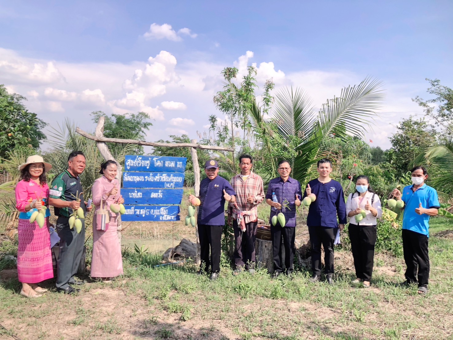 ??อำเภอเมืองยโสธร อำเภอเมืองยโสธร ร่วมลงพื้นที่กับภาคีเครือข่ายเยี่ยมเยียนศูนย์เรียนรู้โคกหนองนา นายไสว สมหวัง บ้านดอนกระยอม ตำบลทุ่งนางโอก